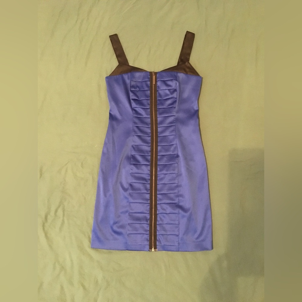 Kensie blue bodycon mini dress with front zipper and straps. Size: 4